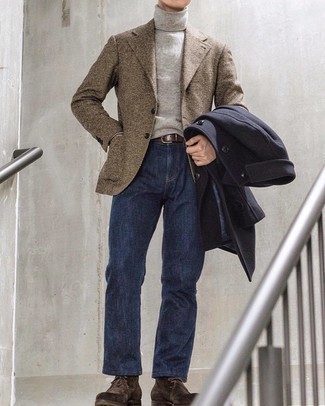 Comment porter un blazer en laine marron: Pense à marier un blazer en laine marron avec un jean bleu marine pour aller au bureau. Assortis ce look avec une paire de bottines chukka en daim marron foncé.