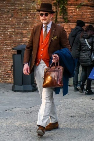 Un blazer à porter avec un pantalon de costume blanc quand il fait frais après 40 ans: Harmonise un blazer avec un pantalon de costume blanc pour un look classique et élégant. Complète ce look avec une paire de mocassins à pampilles en daim marron.