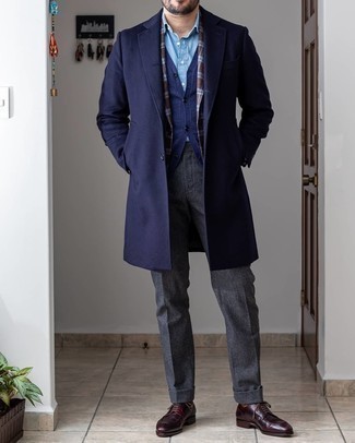 Comment porter un pantalon de costume en laine gris foncé: Harmonise un pardessus bleu marine avec un pantalon de costume en laine gris foncé pour dégager classe et sophistication. Si tu veux éviter un look trop formel, termine ce look avec une paire de chaussures derby en cuir bordeaux.