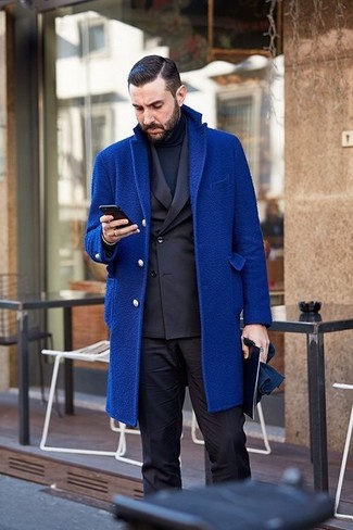 Un pull à col roulé à porter avec un pardessus bleu pour un style elégantes à 30 ans: Choisis un pardessus bleu et un pull à col roulé si tu recherches un look stylé et soigné.