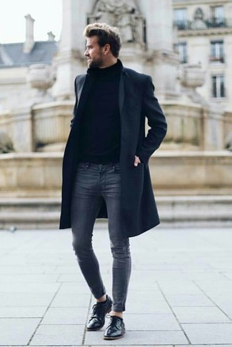 Comment porter un jean avec un pardessus quand il fait chaud à 30 ans: Pour une tenue de tous les jours pleine de caractère et de personnalité opte pour un pardessus avec un jean. Opte pour une paire de chaussures derby en cuir noires pour afficher ton expertise vestimentaire.