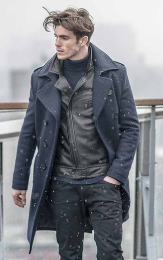 Comment porter une veste motard en cuir noire pour un style chic decontractés quand il fait froid: Pense à associer une veste motard en cuir noire avec un jean noir pour une tenue confortable aussi composée avec goût.
