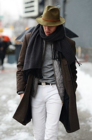 Comment porter un chapeau olive: Pour une tenue aussi confortable que ton canapé, porte un pardessus marron foncé et un chapeau olive.