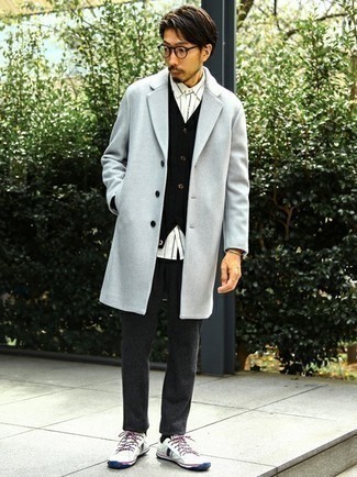 Tenue: Pardessus gris, Cardigan noir, Chemise à manches longues à rayures verticales blanche, Pantalon chino en laine gris foncé