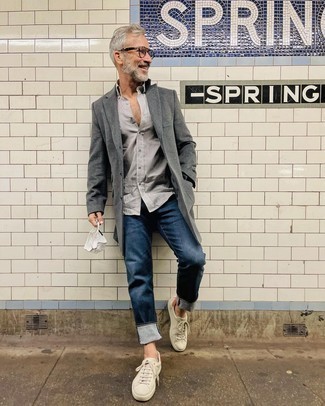 Comment porter un pardessus gris: Associe un pardessus gris avec un jean bleu marine pour un look idéal au travail. Tu veux y aller doucement avec les chaussures? Complète cet ensemble avec une paire de baskets basses en cuir blanches pour la journée.