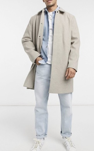 Comment porter un pardessus gris: Essaie d'harmoniser un pardessus gris avec un jean bleu clair pour aller au bureau. D'une humeur créatrice? Assortis ta tenue avec une paire de baskets basses en cuir blanches.