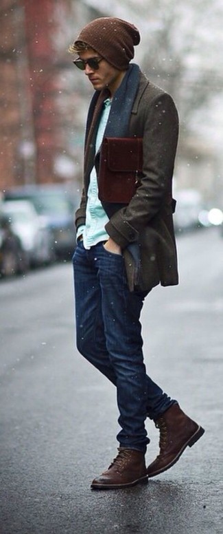 Comment porter des bottes brogue en cuir marron: Choisis un pardessus marron foncé et un jean bleu marine pour un look idéal au travail. Cet ensemble est parfait avec une paire de bottes brogue en cuir marron.
