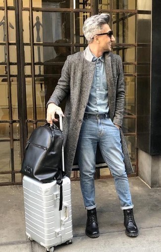 Comment porter une valise argentée: Essaie de marier un pardessus gris avec une valise argentée pour un look confortable et décontracté. D'une humeur créatrice? Assortis ta tenue avec une paire de bottes de loisirs en cuir noires.