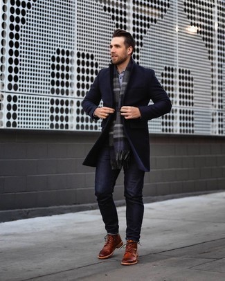 Comment porter une écharpe écossaise grise: Harmonise un pardessus bleu marine avec une écharpe écossaise grise pour un look confortable et décontracté. Transforme-toi en bête de mode et fais d'une paire de bottes de loisirs en cuir tabac ton choix de souliers.