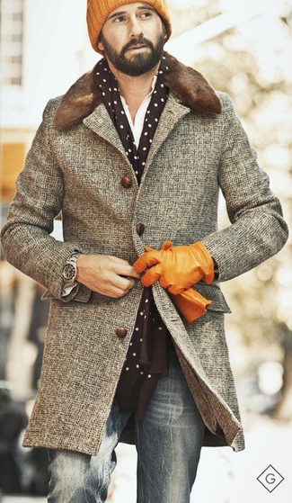 Comment porter une écharpe marron foncé: Harmonise un pardessus en pied-de-poule gris avec une écharpe marron foncé pour un look confortable et décontracté.