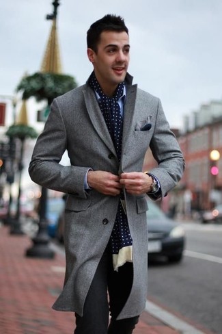 Comment porter une pochette de costume gris foncé: Pour une tenue aussi confortable que ton canapé, essaie d'associer un pardessus gris avec une pochette de costume gris foncé.