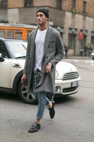 Tenue: Pardessus gris, Chemise à manches longues écossaise grise, T-shirt à col rond blanc, Jean skinny gris