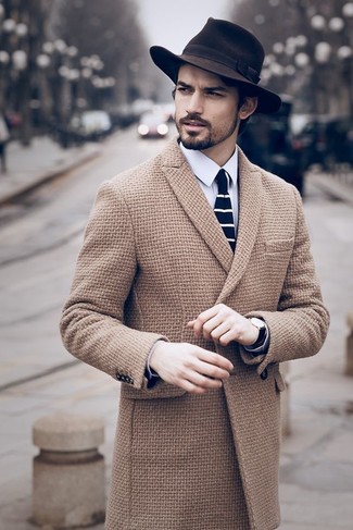 Comment porter un chapeau marron: Associe un pardessus marron clair avec un chapeau marron pour une tenue relax mais stylée.