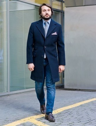 Comment porter une cravate grise: Opte pour un pardessus bleu marine avec une cravate grise pour une silhouette classique et raffinée. Pour les chaussures, fais un choix décontracté avec une paire de mocassins à pampilles en cuir marron foncé.