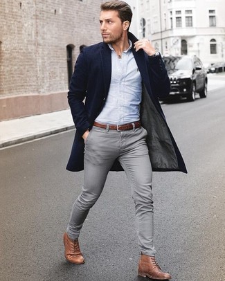 Comment porter un jean skinny gris foncé: Pense à associer un pardessus bleu marine avec un jean skinny gris foncé pour un déjeuner le dimanche entre amis. Rehausse cet ensemble avec une paire de bottes habillées en cuir marron.