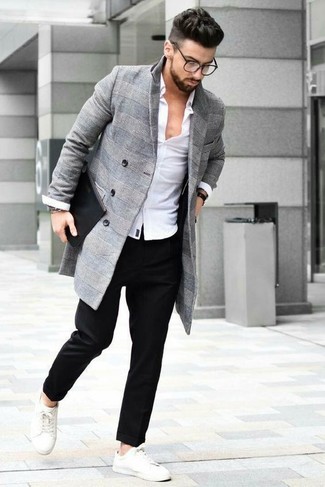 Comment porter un pardessus gris: Harmonise un pardessus gris avec un pantalon chino noir pour aller au bureau. Pour les chaussures, fais un choix décontracté avec une paire de baskets basses blanches.