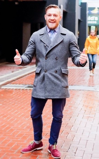 Tenue de Conor McGregor: Pardessus à carreaux gris, Chemise de ville bleu clair, Pantalon chino bleu marine, Chaussures derby en daim rouges