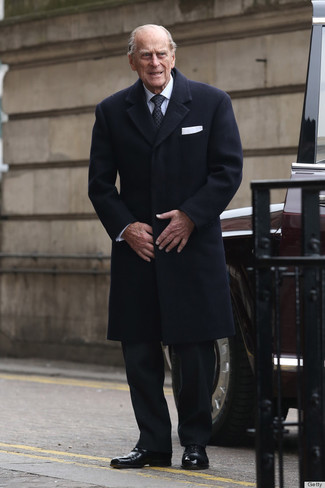Tenue de Prince Philip: Pardessus noir, Chemise de ville blanche, Pantalon de costume noir, Chaussures richelieu en cuir noires