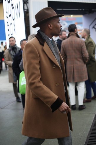 Comment porter un chapeau en laine marron foncé pour un style elégantes à 30 ans: Harmonise un pardessus marron clair avec un chapeau en laine marron foncé pour une tenue relax mais stylée.