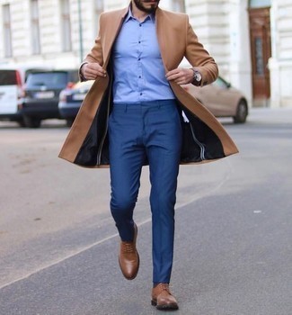 Comment porter un pantalon de costume bleu à 30 ans: Harmonise un pardessus marron clair avec un pantalon de costume bleu pour une silhouette classique et raffinée. Tu veux y aller doucement avec les chaussures? Choisis une paire de chaussures derby en cuir marron pour la journée.