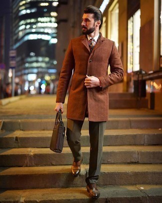 Comment porter une cravate écossaise multicolore quand il fait frais à 30 ans: Associe un pardessus tabac avec une cravate écossaise multicolore pour un look pointu et élégant. Complète ce look avec une paire de chaussures richelieu en cuir marron.