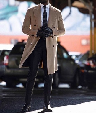 Comment porter un pardessus marron clair: Essaie d'harmoniser un pardessus marron clair avec un pantalon de costume noir pour un look classique et élégant. Si tu veux éviter un look trop formel, fais d'une paire de bottines chelsea en cuir noires ton choix de souliers.