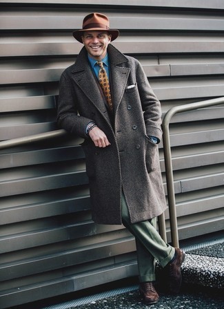 Comment porter un manteau gris: Harmonise un manteau gris avec un pantalon de costume vert pour un look classique et élégant. Rehausse cet ensemble avec une paire de chaussures derby en daim marron foncé.