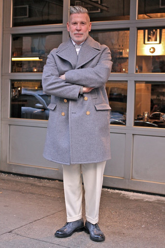 Tenue de Nick Wooster: Pardessus gris, Chemise de ville blanche, Pantalon de costume beige, Chaussures derby en cuir grises