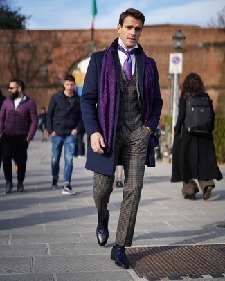 Comment porter une cravate imprimée violette: Choisis un pardessus bleu marine et une cravate imprimée violette pour dégager classe et sophistication. Tu veux y aller doucement avec les chaussures? Termine ce look avec une paire de chaussures derby en cuir bleu marine pour la journée.