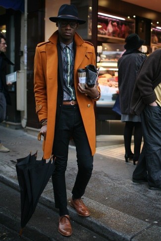 Tenue: Pardessus orange, Costume noir, Chemise à manches longues imprimée gris foncé, Chaussures richelieu en cuir marron