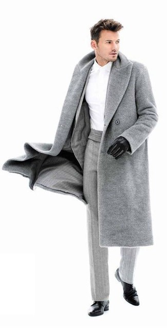 Comment porter un pardessus gris pour un style elégantes en automne: Essaie d'associer un pardessus gris avec un costume à rayures verticales gris pour un look pointu et élégant. Cette tenue se complète parfaitement avec une paire de chaussures derby en cuir noires. Cette tenue est une excellente idée pour cet automne.