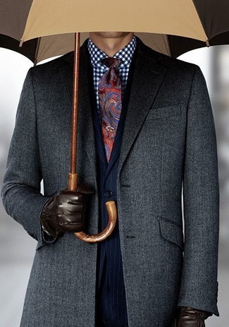 Comment porter une cravate bordeaux pour un style elégantes quand il fait froid à 30 ans: Pense à marier un pardessus gris foncé avec une cravate bordeaux pour une silhouette classique et raffinée.