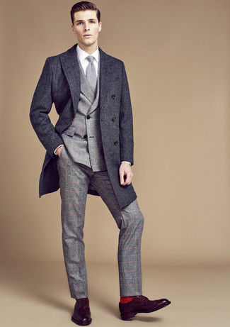 Comment porter une cravate en laine grise: Harmonise un pardessus gris foncé avec une cravate en laine grise pour une silhouette classique et raffinée. Tu veux y aller doucement avec les chaussures? Assortis cette tenue avec une paire de chaussures derby en cuir marron foncé pour la journée.