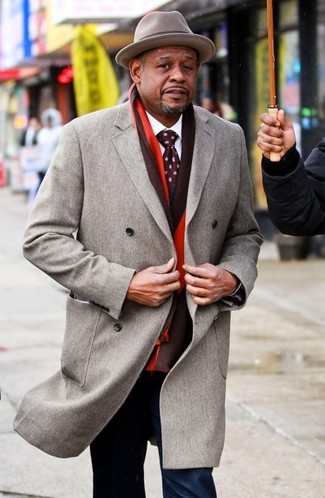 Comment porter une écharpe rouge: Associe un pardessus gris avec une écharpe rouge pour une tenue idéale le week-end.