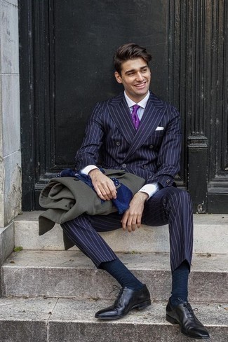 Comment porter une cravate en soie violette: Opte pour un pardessus vert foncé avec une cravate en soie violette pour un look pointu et élégant. Une paire de chaussures richelieu en cuir noires est une option parfait pour complèter cette tenue.