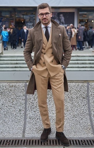 Comment porter un manteau écossais marron: Pense à marier un manteau écossais marron avec un costume marron clair pour une silhouette classique et raffinée. Une paire de chaussures derby en daim marron foncé est une façon simple d'améliorer ton look.