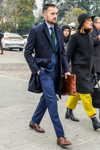 Comment porter une cravate vert foncé pour un style elégantes quand il fait froid à 30 ans: Marie un pardessus bleu marine avec une cravate vert foncé pour un look classique et élégant. Cette tenue est parfait avec une paire de chaussures richelieu en cuir marron.