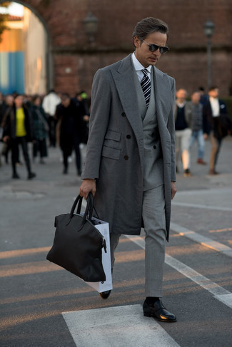 Comment porter un manteau gris: Quelque chose d'aussi simple que d'opter pour un manteau gris et un costume gris peut te démarquer de la foule. Opte pour une paire de slippers en cuir noirs pour afficher ton expertise vestimentaire.