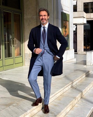 Comment porter une cravate violette: Essaie de marier un pardessus bleu marine avec une cravate violette pour un look classique et élégant. Complète ce look avec une paire de chaussures richelieu en cuir marron foncé.