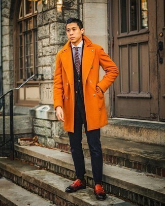 Comment porter une cravate bordeaux pour un style elégantes quand il fait froid: Essaie d'harmoniser un pardessus orange avec une cravate bordeaux pour un look pointu et élégant. Pourquoi ne pas ajouter une paire de double monks en cuir rouges à l'ensemble pour une allure plus décontractée?