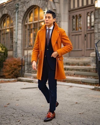 Comment porter un manteau orange en automne à 20 ans: Fais l'expérience d'un style classique avec un manteau orange et un costume en velours côtelé bleu marine. Opte pour une paire de double monks en cuir tabac pour afficher ton expertise vestimentaire. Ce look est une bonne inspiration pour cet automne.