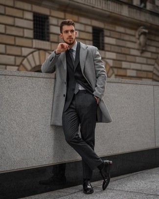 Comment porter une chemise de ville grise avec un costume gris foncé en automne: Pense à opter pour un costume gris foncé et une chemise de ville grise pour un look pointu et élégant. Une paire de chaussures richelieu en cuir noires est une option génial pour complèter cette tenue. La tenue est toute automnale.