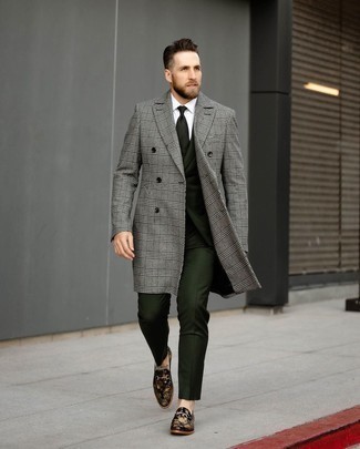 Comment s'habiller à 30 ans pour un style elégantes quand il fait frais: Associer un pardessus écossais gris et un costume vert foncé créera un look pointu et élégant. Cet ensemble est parfait avec une paire de slippers en velours à fleurs noirs.