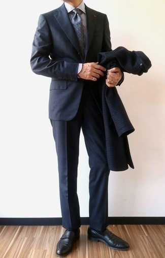 Comment porter un costume bleu marine après 50 ans: Porte un costume bleu marine et un pardessus en pied-de-poule bleu marine pour dégager classe et sophistication. Cette tenue est parfait avec une paire de slippers en cuir noirs.