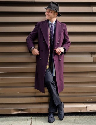 Comment porter un pardessus violet: Pense à porter un pardessus violet et un costume gris foncé pour une silhouette classique et raffinée. Jouez la carte décontractée pour les chaussures et complète cet ensemble avec une paire de slippers en toile gris foncé.