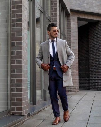 Comment porter des chaussettes gris foncé: Essaie d'harmoniser un pardessus gris avec des chaussettes gris foncé pour une tenue idéale le week-end. Une paire de chaussures brogues en cuir marron apportera une esthétique classique à l'ensemble.