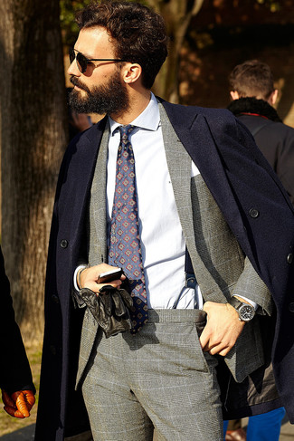 Comment porter une cravate imprimée bleue: Porte un pardessus bleu marine et une cravate imprimée bleue pour un look classique et élégant.