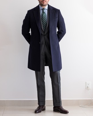 Comment porter une cravate à fleurs vert foncé: Harmonise un pardessus bleu marine avec une cravate à fleurs vert foncé pour dégager classe et sophistication. Cette tenue se complète parfaitement avec une paire de chaussures richelieu en cuir marron foncé.