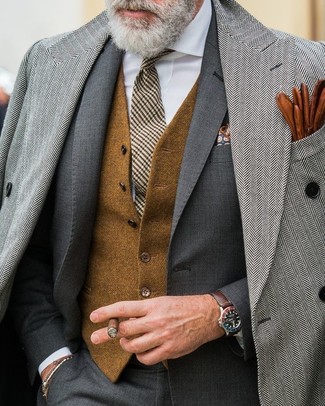 Comment porter un gilet en laine marron: Essaie de marier un gilet en laine marron avec un pardessus à chevrons gris pour une silhouette classique et raffinée.