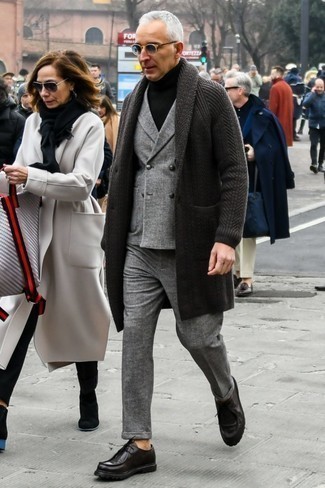 Comment porter un costume en laine à carreaux gris foncé: Associe un costume en laine à carreaux gris foncé avec un pardessus gris foncé pour un look classique et élégant. Pour les chaussures, fais un choix décontracté avec une paire de chaussures derby en cuir noires.